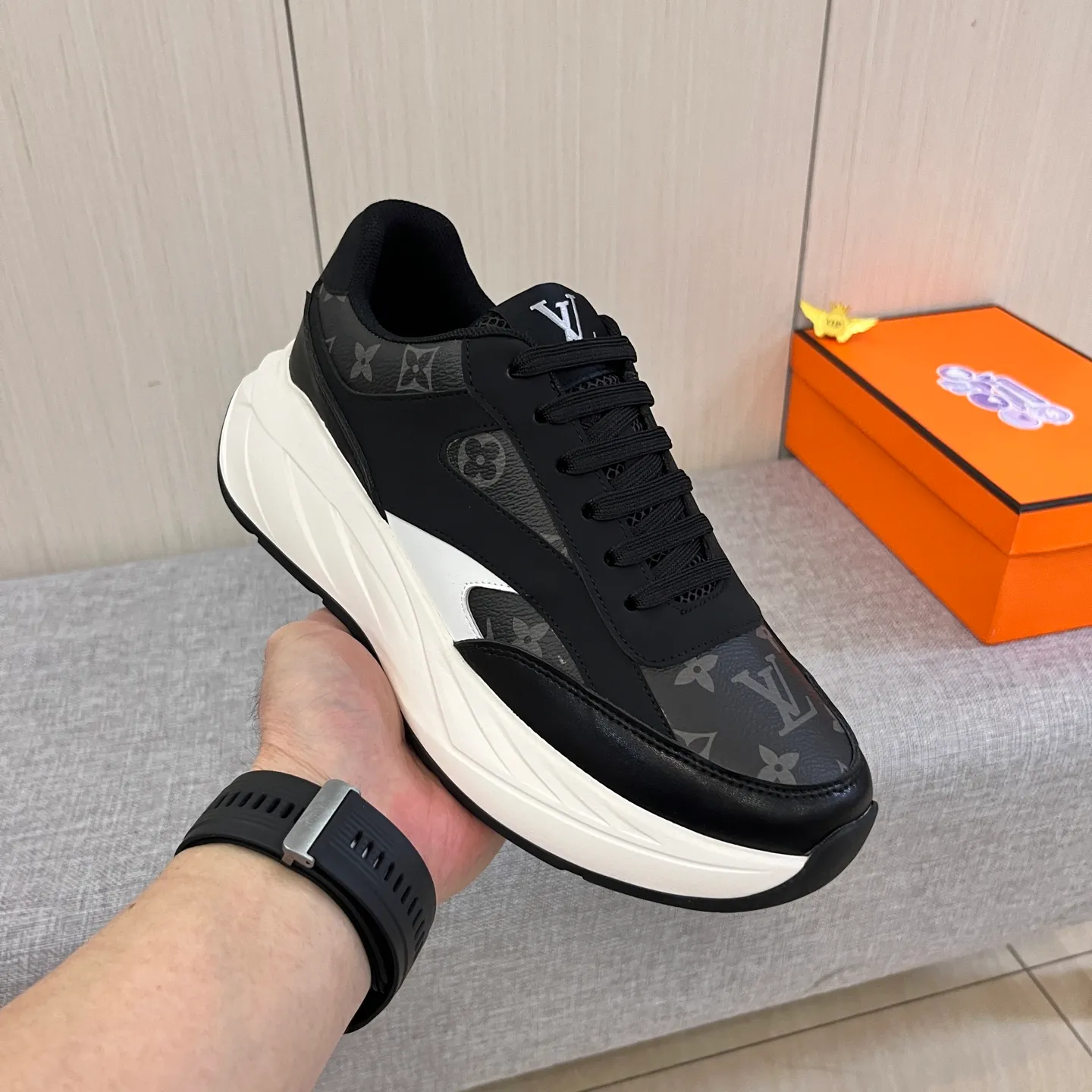 🚘🚘Factory batch 460 men's shoes💰[LV]🔥 Louis Vuitton, high-end men's shoes brand, official website 1:1 latest masterpiece: the upper is made of Italian imported first-layer cowhide with a comfortable and breathable lining➕original non-slip and wear-resistant outsole🔥, making walking more convenient and comfortable! An exclusive new model, a stunning work, a beautiful 1:1 replica [color] compared to the official quality! Create a fashionable personality to set off your uniqueness! A must-have for trendy men! Classic 🔥Size: 38-44 Color: 🔥 2⃣️colors available🔥.